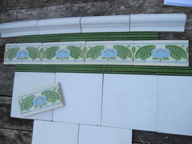 15 stuks jugendstil wandtegels in relief met waterlelie, Antiek en Kunst, Ophalen