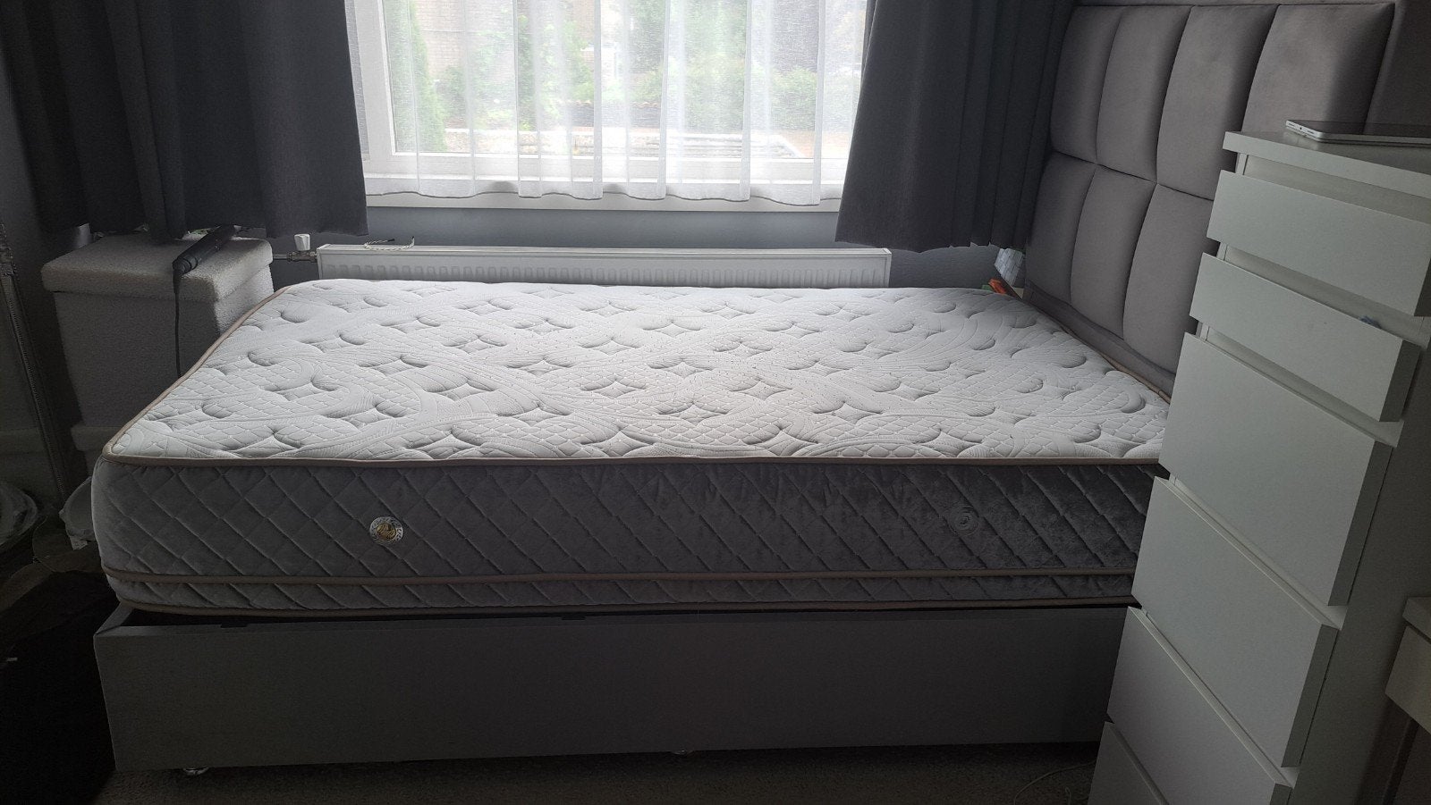 Lichtgrijze boxspring 120 cm breed met hoofdbord, Huis en Inrichting, Slaapkamer | Boxsprings, Ophalen, Gebruikt, Twijfelaar, 120 cm