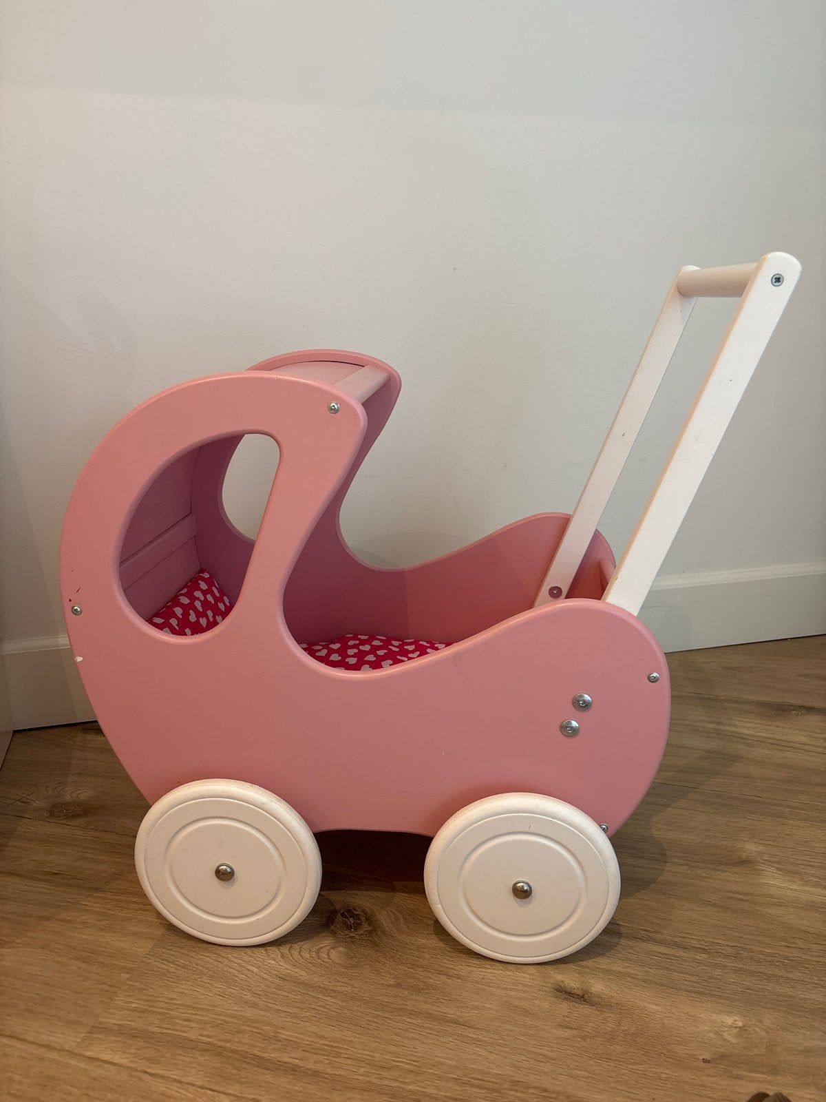 Playwood Roze houten poppenwagen met hartjesbeddengoed, Kinderen en Baby's, Ophalen, Zo goed als nieuw, Overige typen