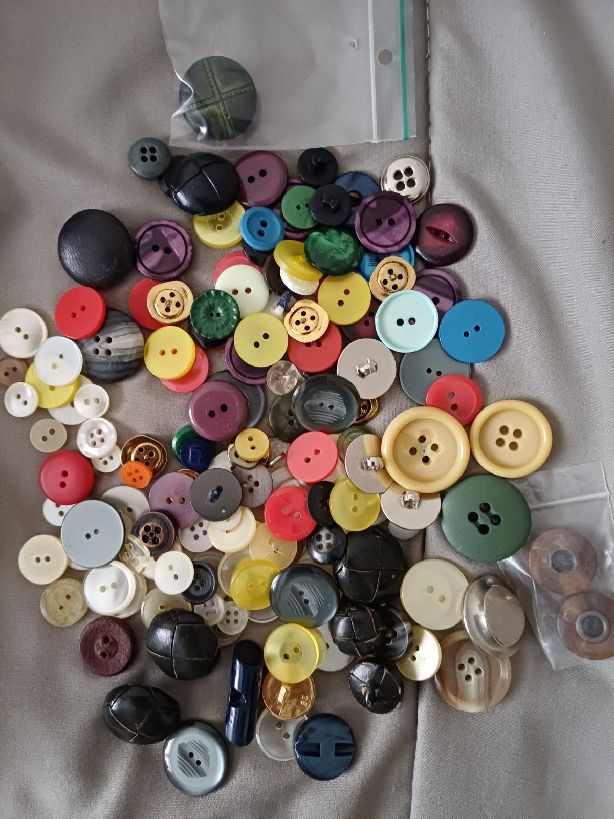 Restant bruikbare knopen - diverse kleuren en maten, Ophalen of Verzenden, Gebruikt, Knoop of Knopen