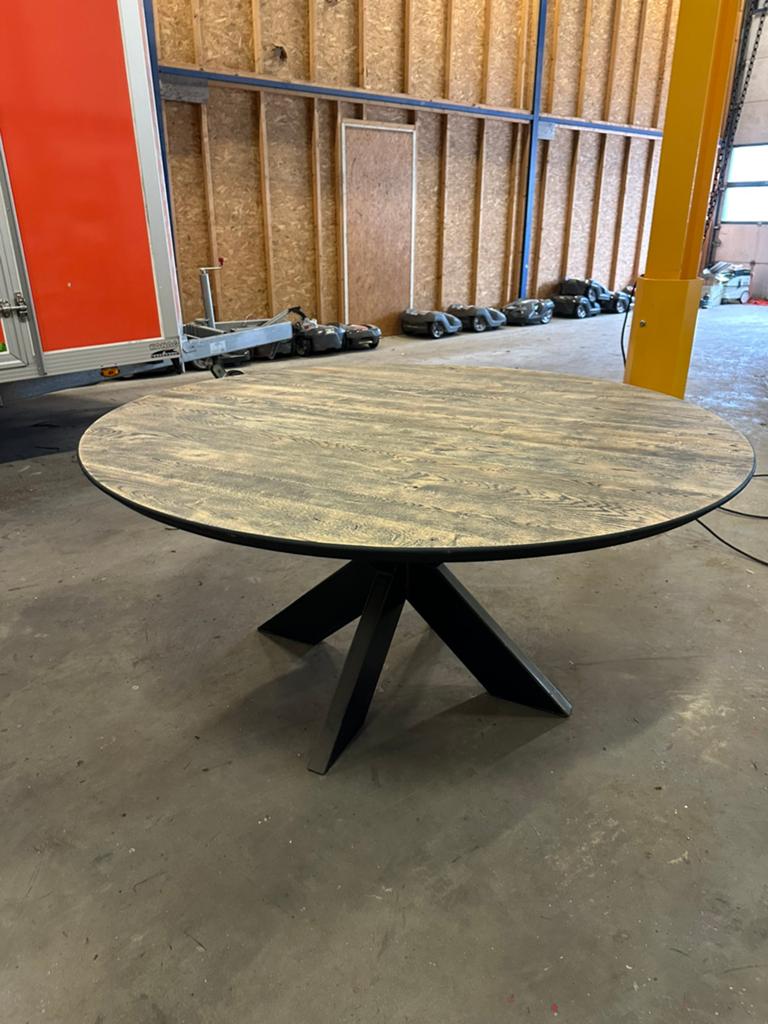 Eiken houten ronde tafel 160 met zwarte rand uniek exemplaar, Huis en Inrichting, Ophalen, 150 tot 200 cm, Nieuw, Vijf personen of meer
