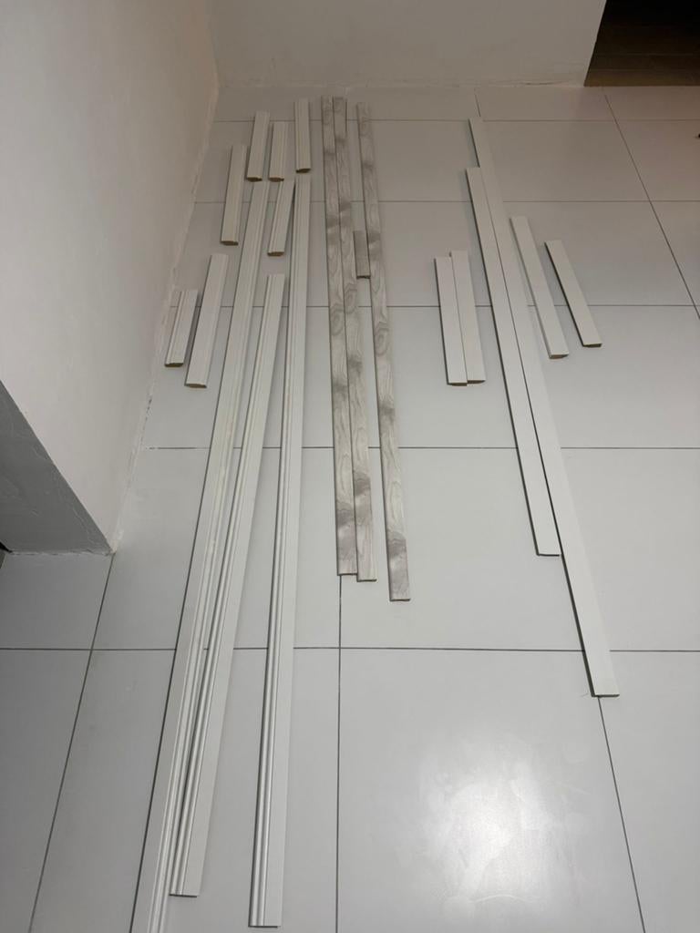 Nieuwe plinten (wit/grijs) snel op=op,, Ophalen, Kunststof, Nieuw, 200 tot 250 cm