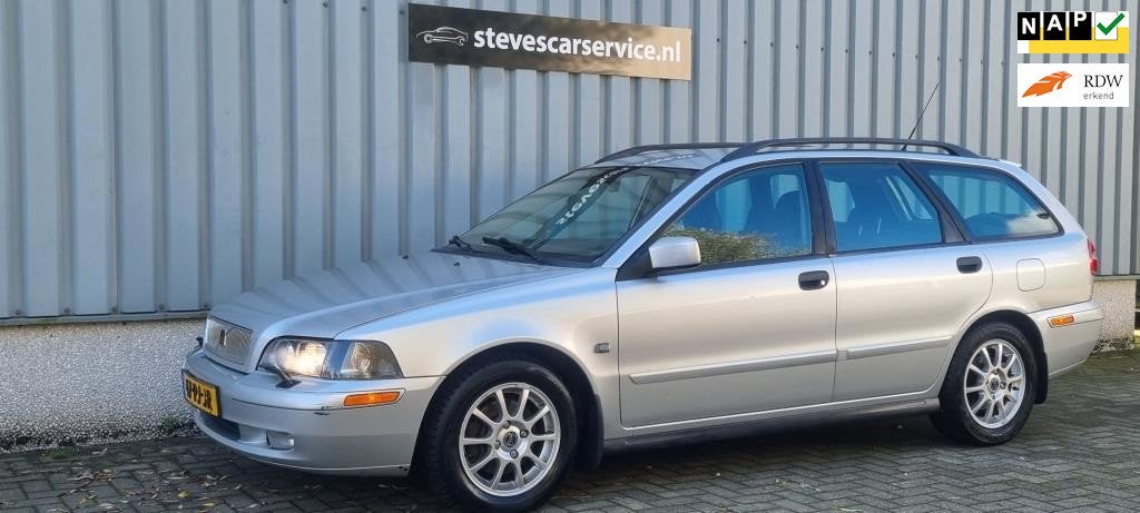 Volvo V40 2.0 Europa navigatie volledig onderhoudshistorie, Auto's, Volvo, Voorwielaandrijving, Gebruikt, 4 cilinders, Handgeschakeld