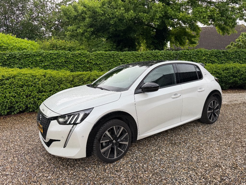 Peugeot 208 GT Automaat 2022  32.000 km Parelmoer Wit, Auto's, Zwart, 1199 cc, 1133 kg, Lederen bekleding