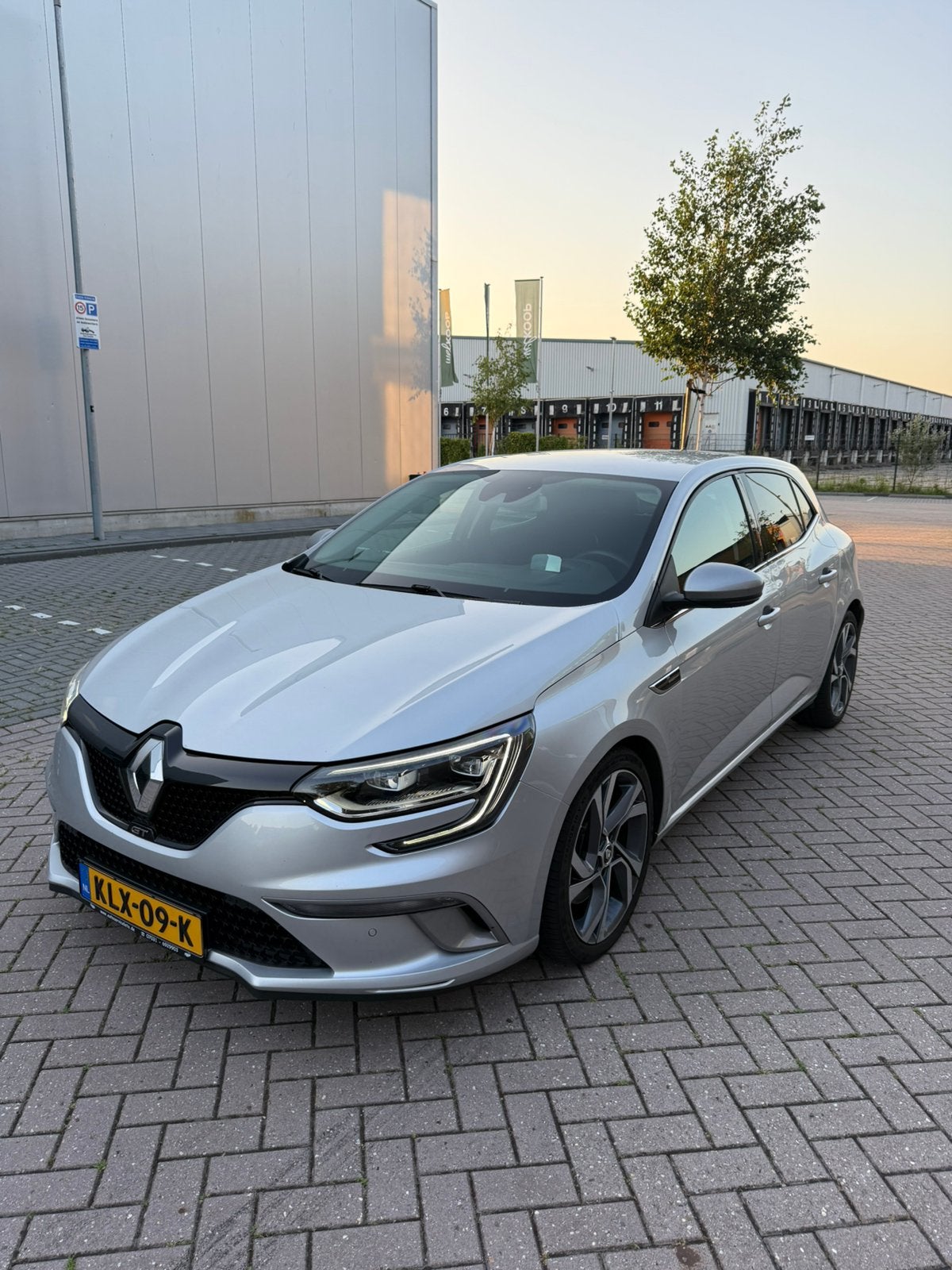 Renault Mégane GT 1.6 205PK EDC 2018 Grijs, Auto's, Dealer onderhouden, 4 cilinders, 205 pk, Particulier