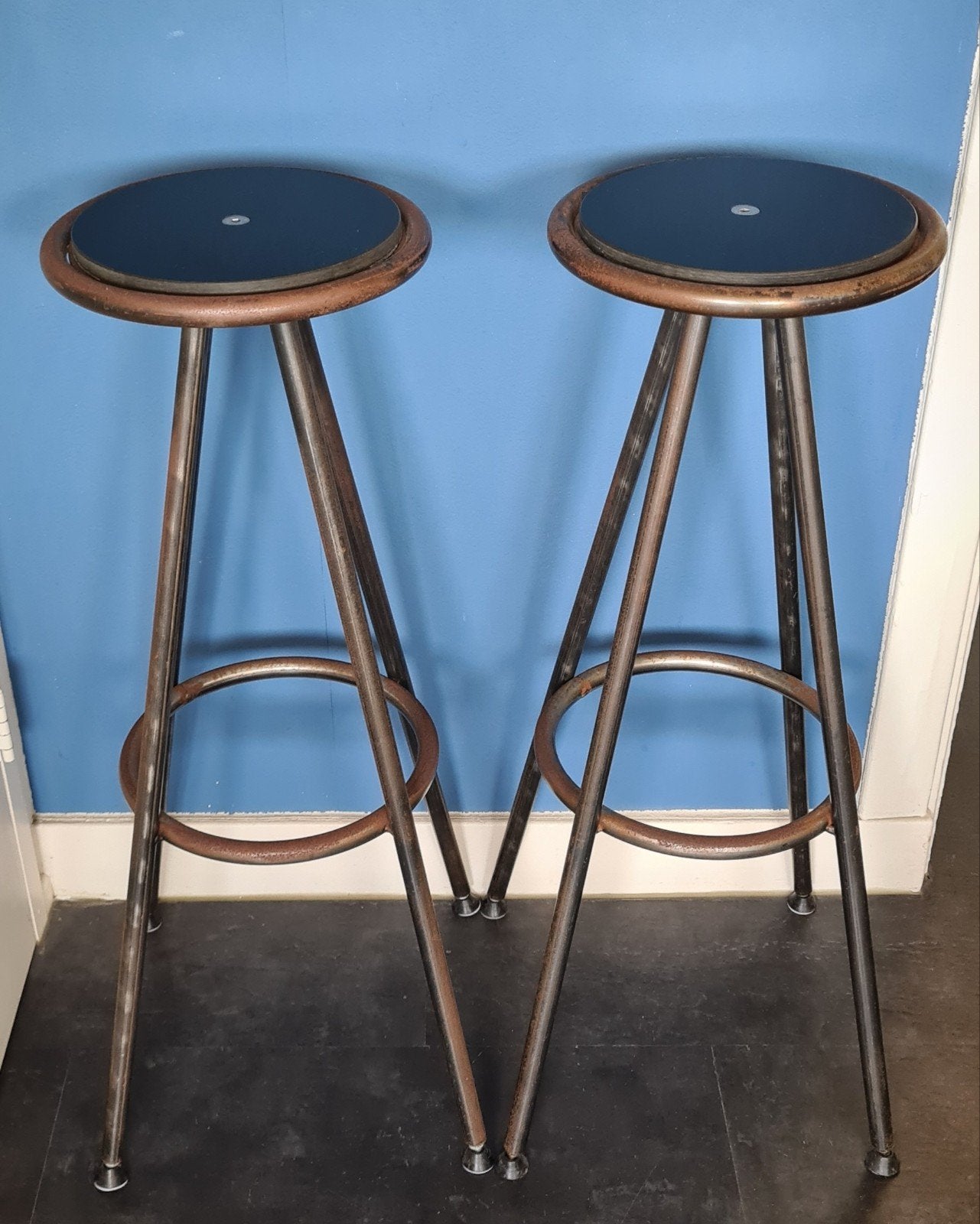 Set (2x) industriële vintage barkrukken - metaal & hout, Huis en Inrichting, Ophalen, Gebruikt, Met voetsteun, 60 tot 90 cm