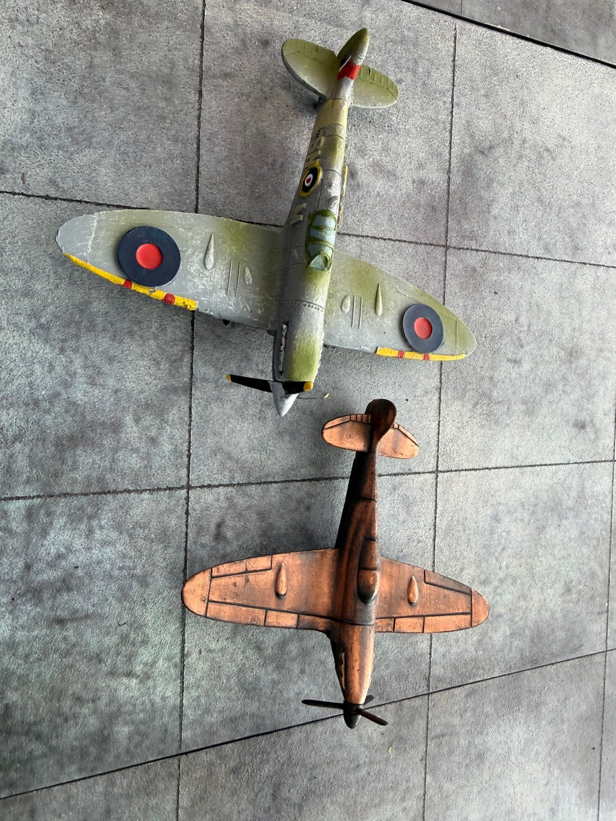 2x spitfire model, Overige merken, 1:72 tot 1:144, Gebruikt, Ophalen of Verzenden