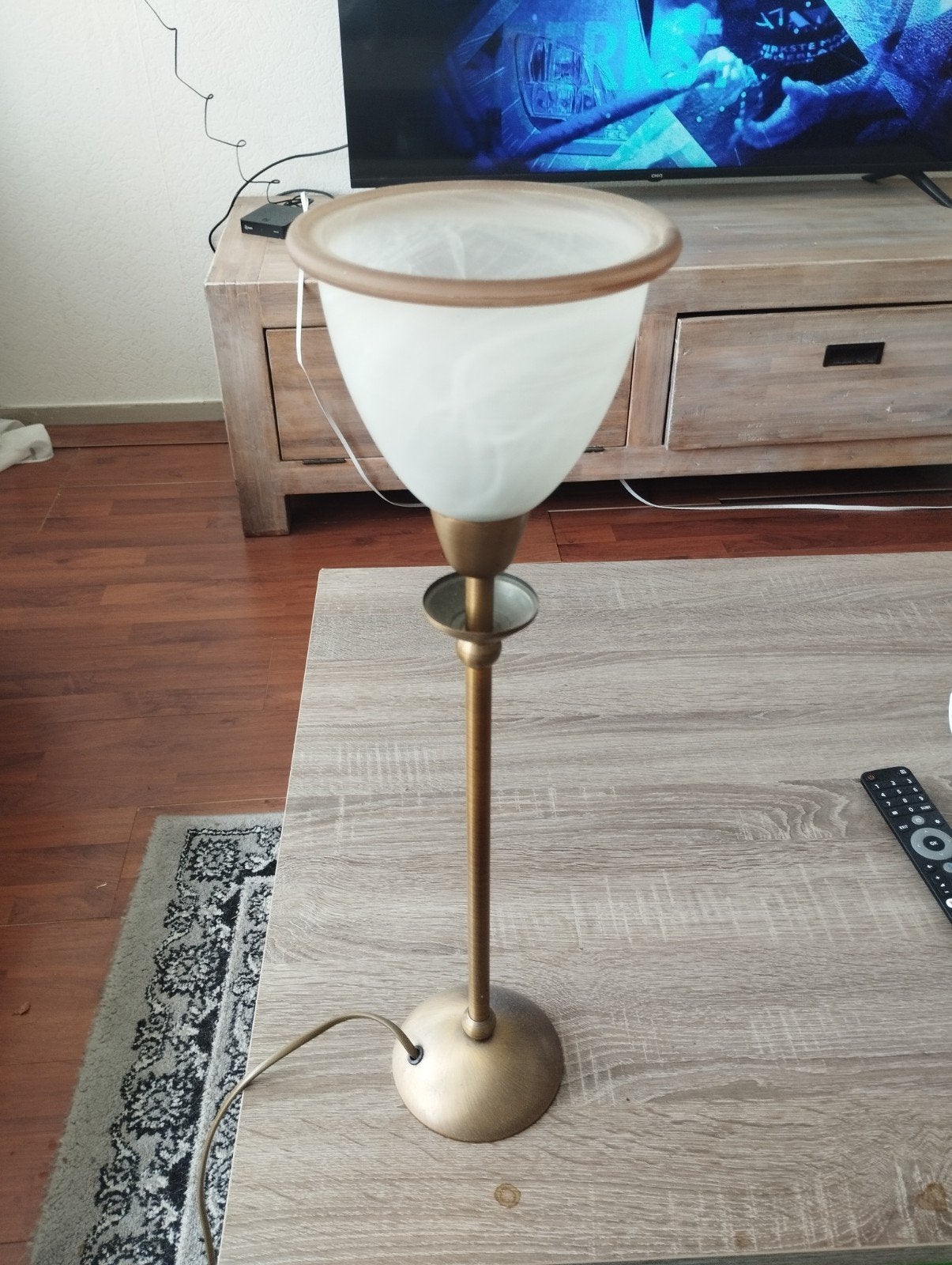 Bijna gratis 2 leuke lampjes met melkglas, Ophalen of Verzenden, Zo goed als nieuw, Minder dan 100 cm
