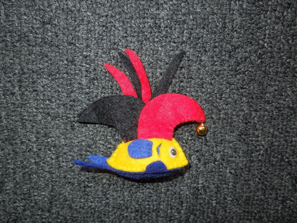Vilten visje Broche carnaval blauw/geel/rood/zwart, Ophalen of Verzenden, Nieuw, Dier of Natuur, Speldje of Pin
