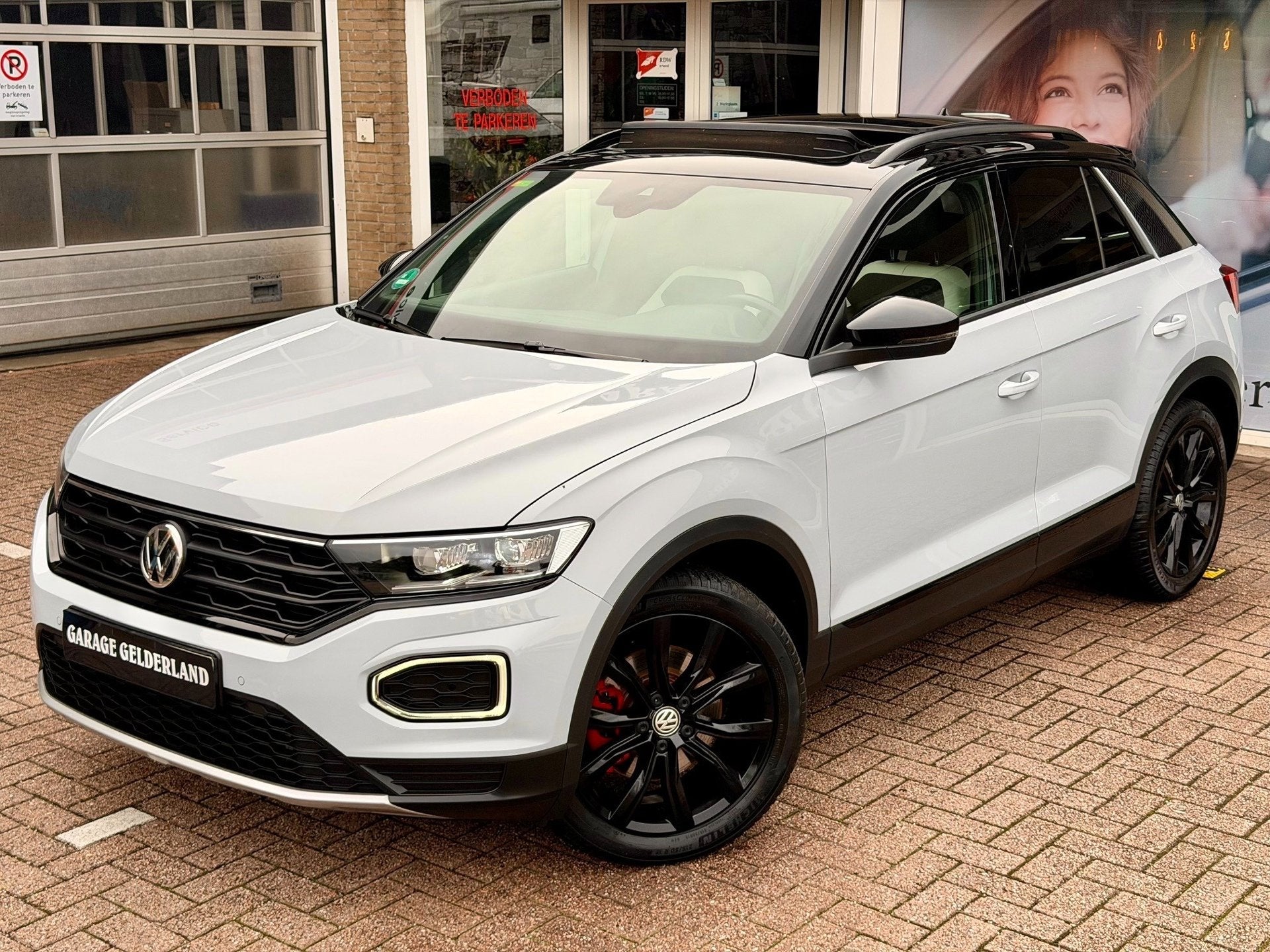 Volkswagen T-Roc 2.0 TSI 4Motion Sport | PANO | VIRTUAL-C. |, Auto's, Automaat, Dealer onderhouden, Zwart, 1984 cc