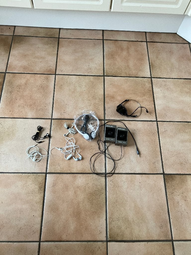 Diverse koptelefoons en oortjes - partij, gebruikt voor E 10