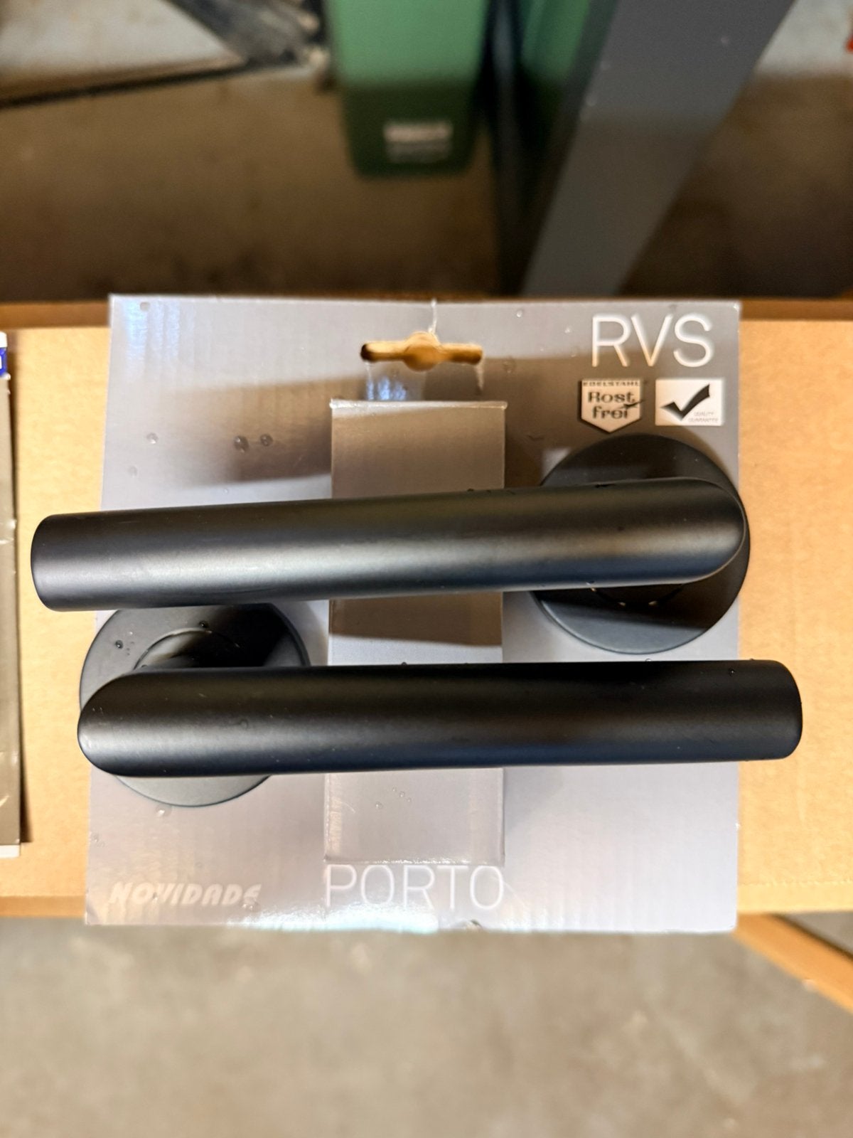 Te koop: 2 sets nieuw deurbeslag RVS matzwart., Ophalen of Verzenden, Nieuw, Rvs, Klink of Kruk