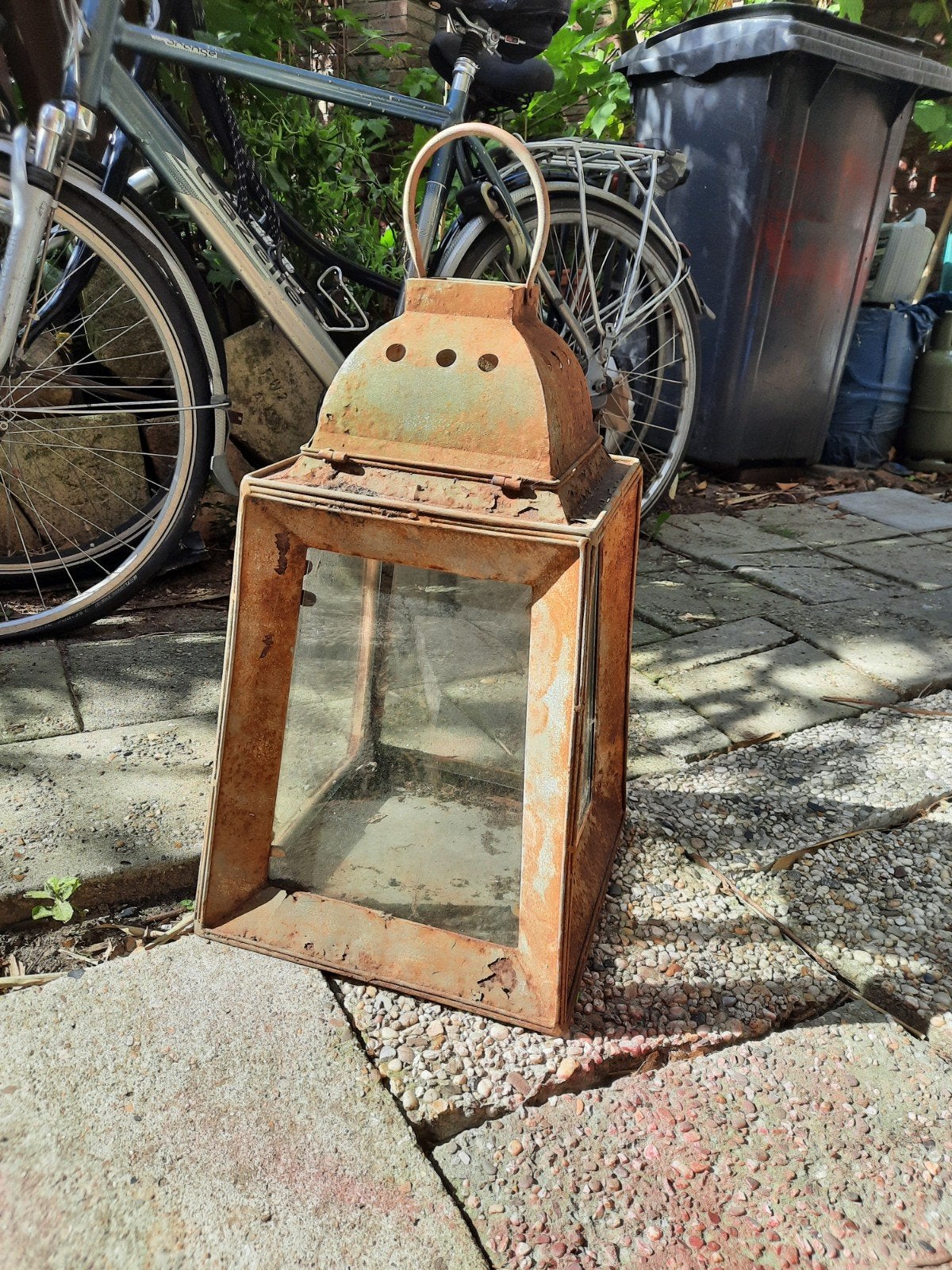Oude roestige lantaarn - decoratief item, Ophalen