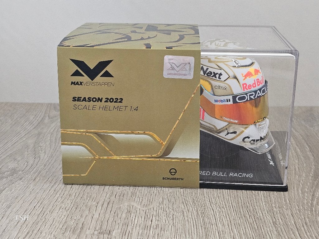 Helm 1:4, Max Verstappen # 1, Season 2022. <als NIEUW>, Verzamelen, Automerken, Motoren en Formule 1, Ophalen of Verzenden, Zo goed als nieuw