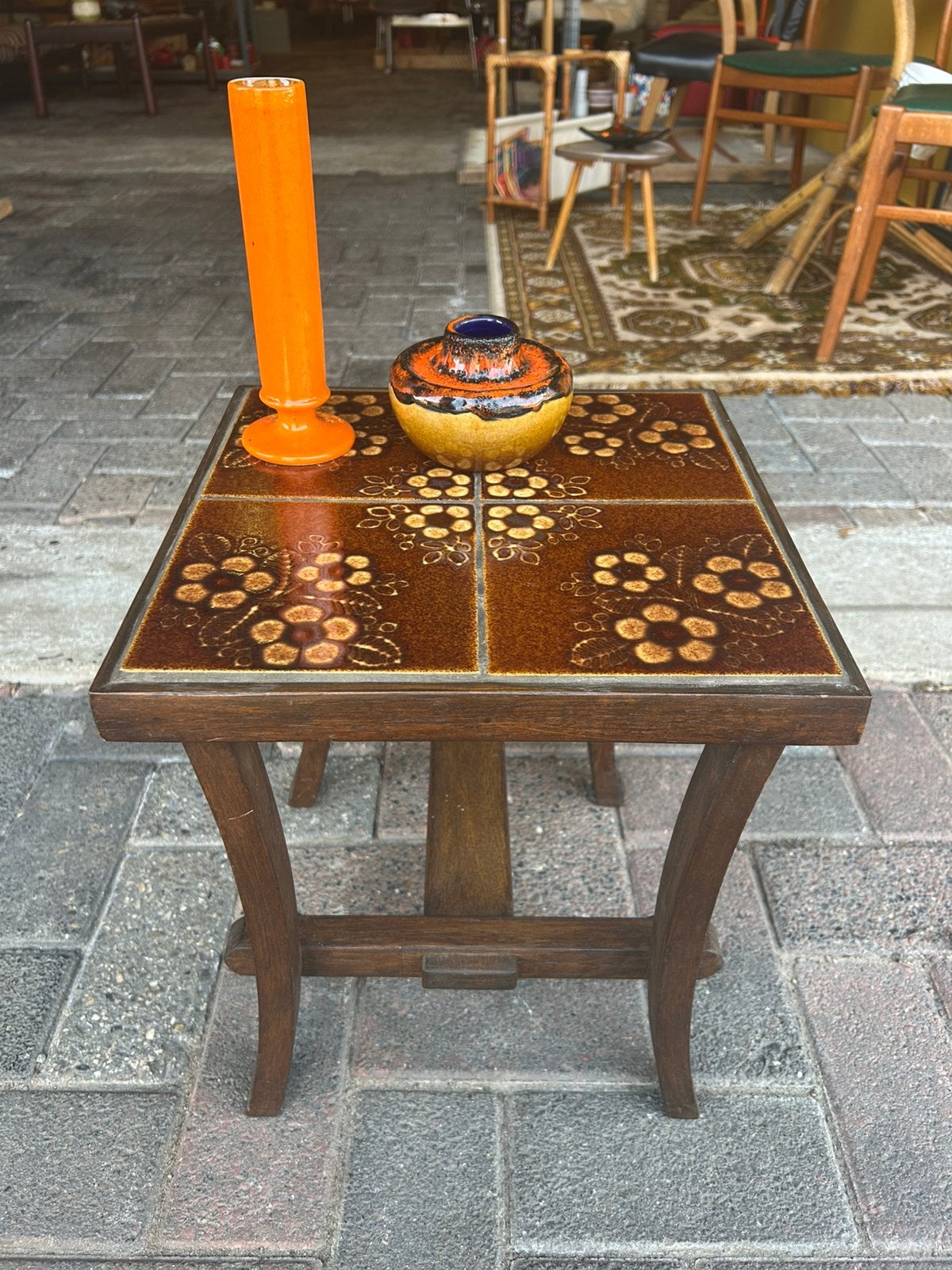 Vintage 60’s/70’s side table met bloemen tegels, bruin, Ophalen of Verzenden, Huis en Inrichting