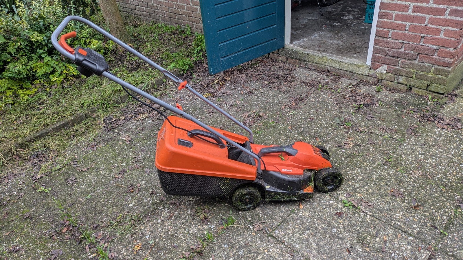 Gratis Black+Decker Elektrische Grasmaaier met 35L Opvangbak, Ophalen, Cirkelmaaier, Gebruikt, Elektrische grasmaaier