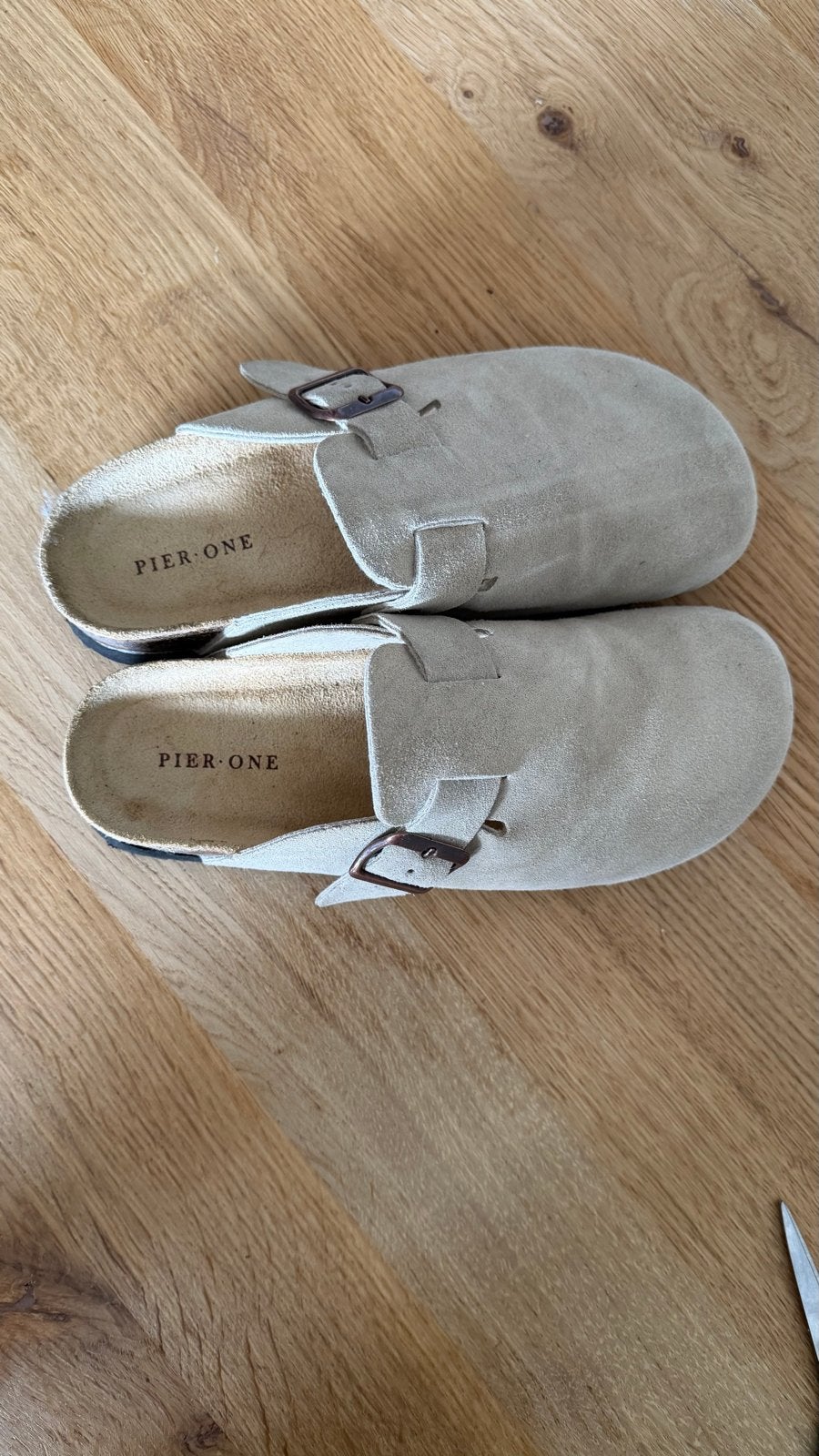 Pier One Instappers - Beige Suède - Maat 39, Kleding | Dames, Ophalen of Verzenden, Zo goed als nieuw, Beige, Instappers