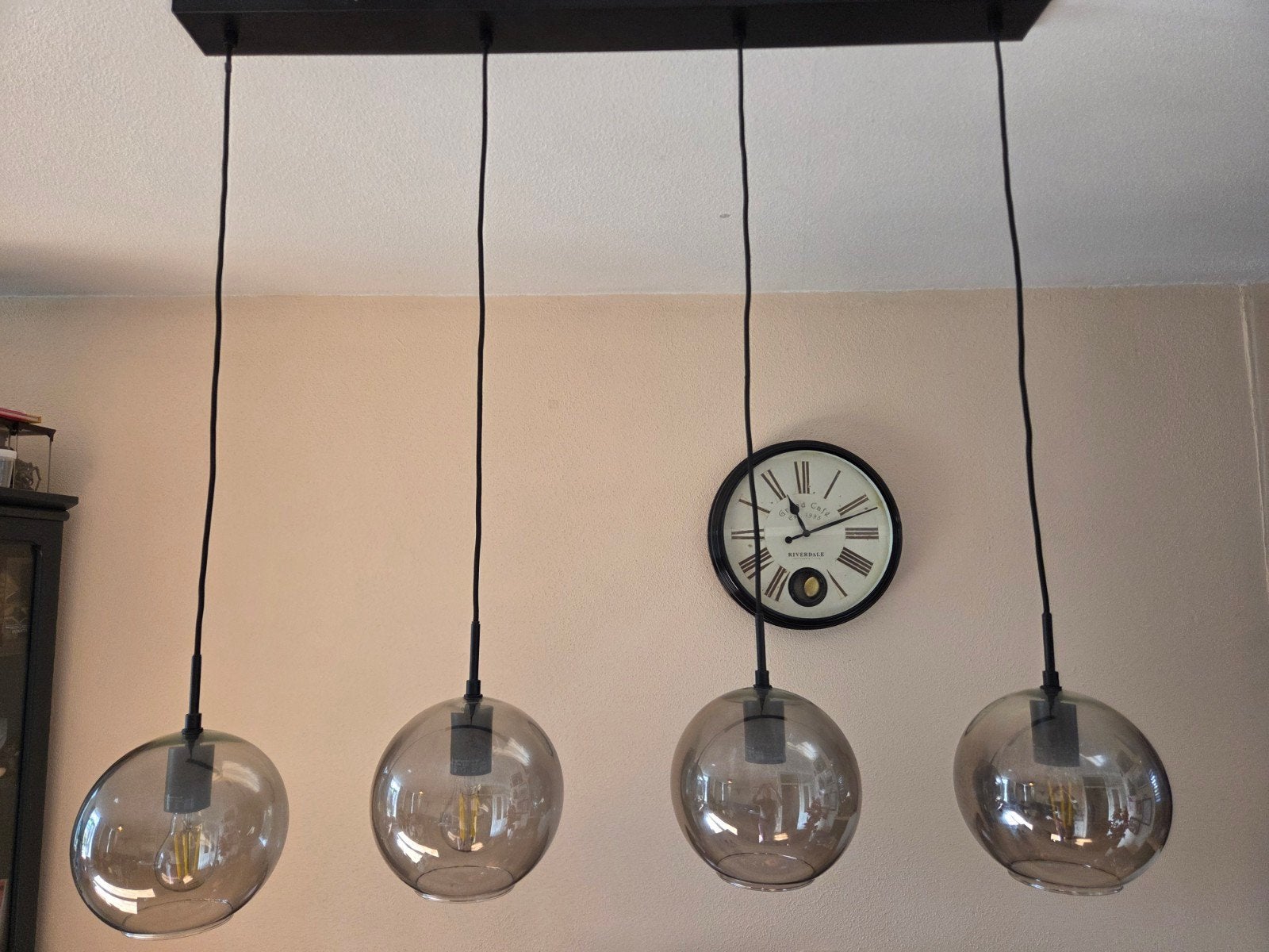 Moderne hanglamp met 4 glazen bollen, Huis en Inrichting, Ophalen, Modern, Industrieel, Organisch, E27 (groot), Zo goed als nieuw
