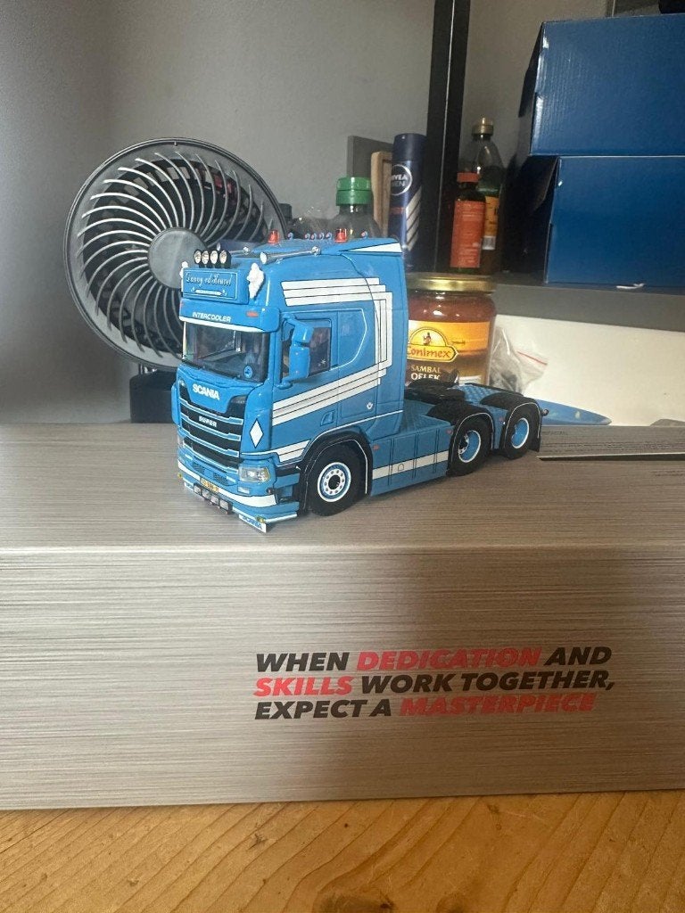 WSI SCANIA DANNY VD HEUVEL NIEUW IN DOOS, Ophalen of Verzenden, Nieuw, Bus of Vrachtwagen, Wsi