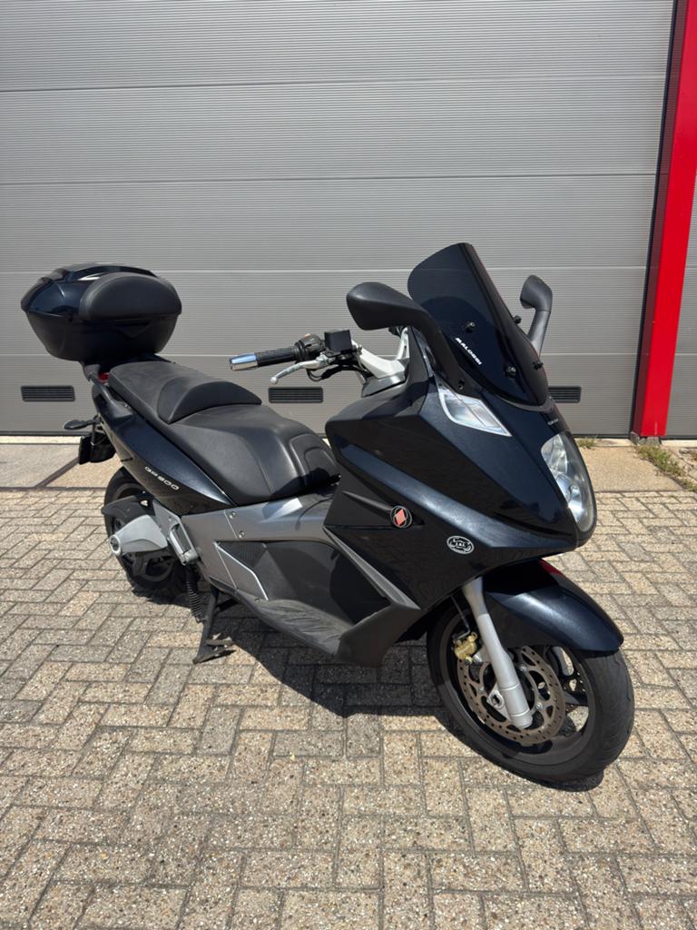 NIEUWSTAAT Gilera GP 800 800cc Akrapovic t max honda x adv, Overige modellen, Ophalen of Verzenden, Zo goed als nieuw, Benzine