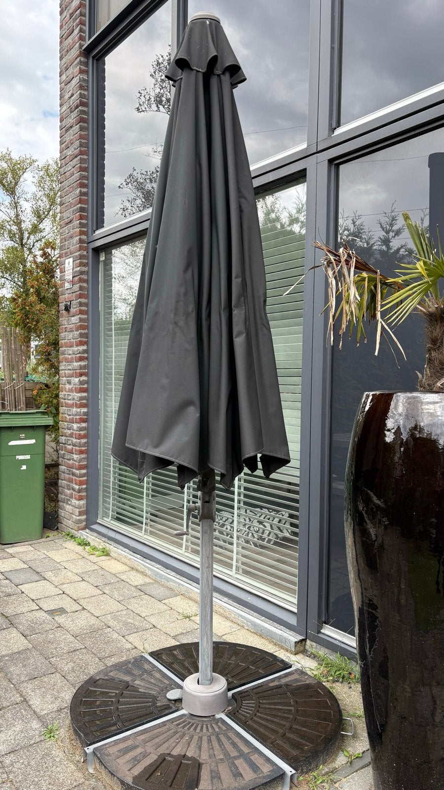 Foto 4 van Stevige zweefparasol met verschuifbare steenvoet