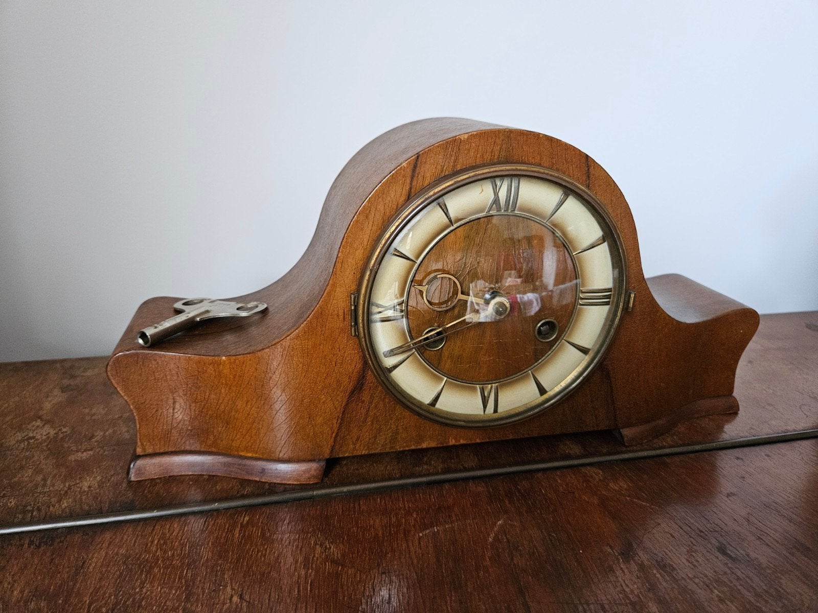 Antieke houten schoorsteenklok met sleutel, Ophalen