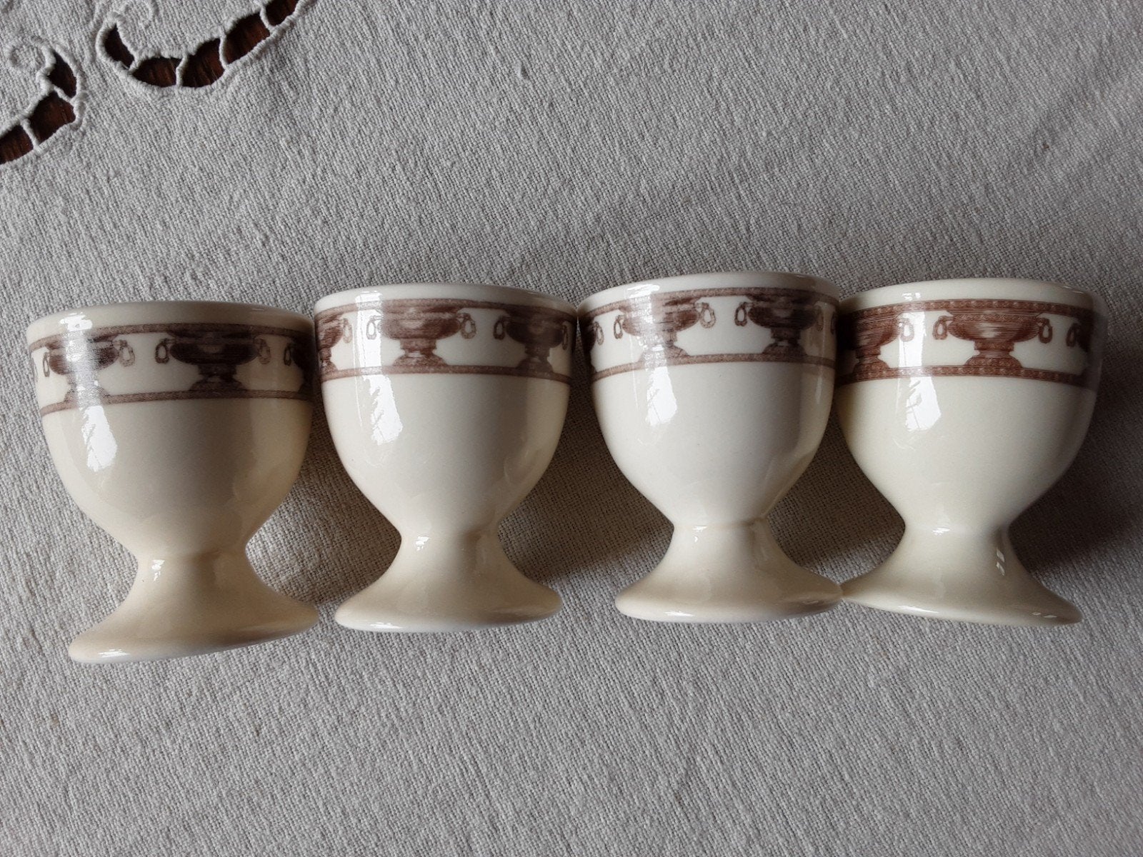 4 Vintage eierdopjes . Met bruin figuurrandje., Verzamelen, Retro, Ophalen of Verzenden, Huis en Inrichting