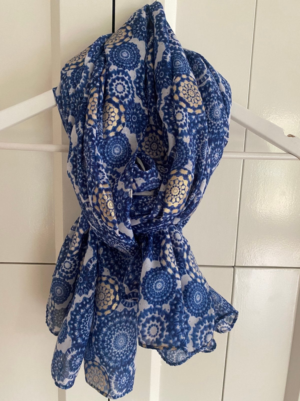 Prachtige sjaal met goud accent, Kleding | Dames, Mutsen, Sjaals en Handschoenen, Ophalen of Verzenden, Nieuw, Maat 46/48 (XL) of groter