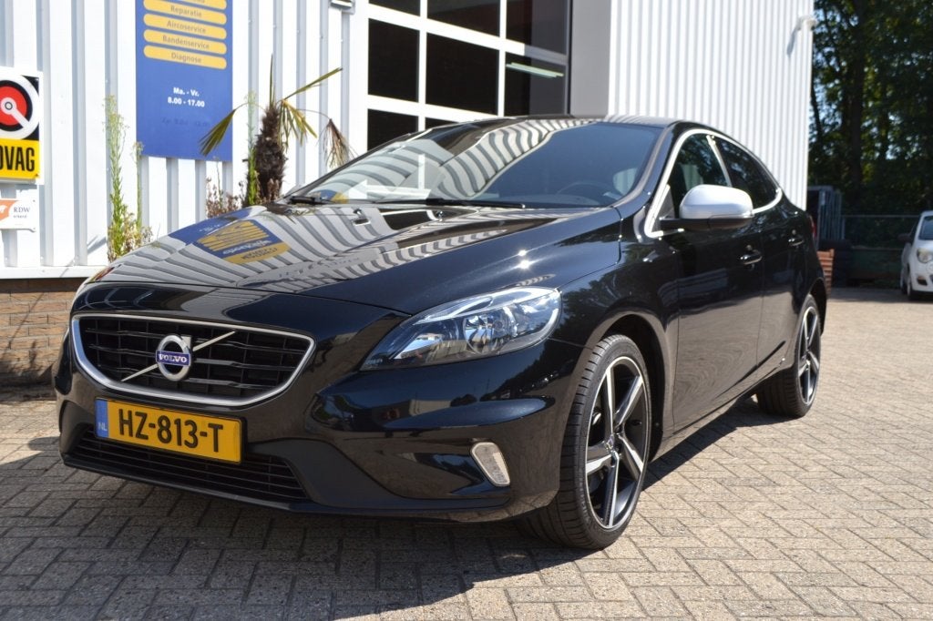 Volvo V40 1.5 T2 R-Design (bj 2016, automaat), Auto's, 4 cilinders, 700 kg, Zwart, 19 km/l