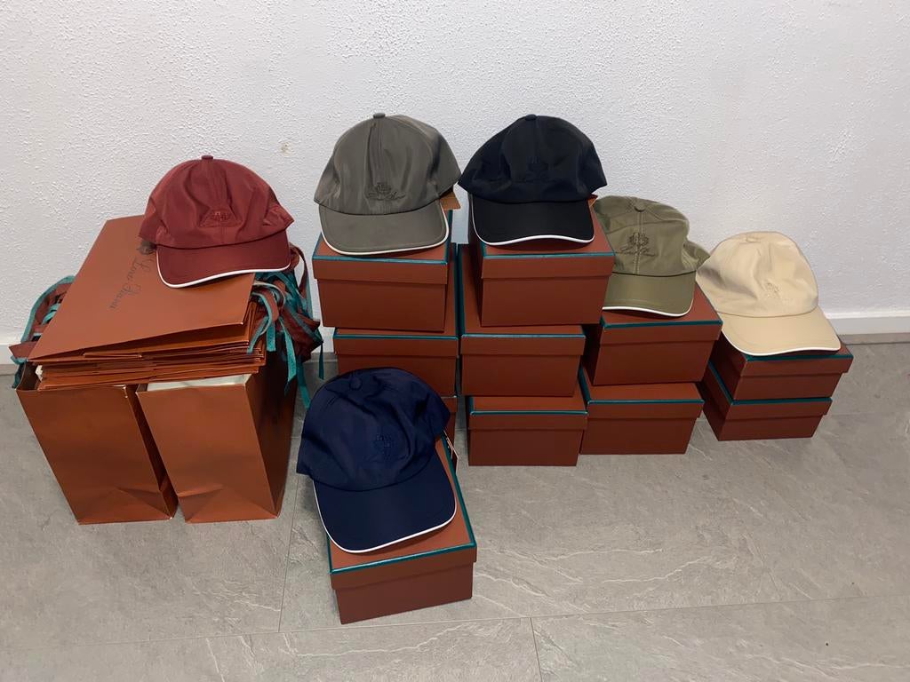 Loro Piana pet, Ophalen of Verzenden, Zo goed als nieuw