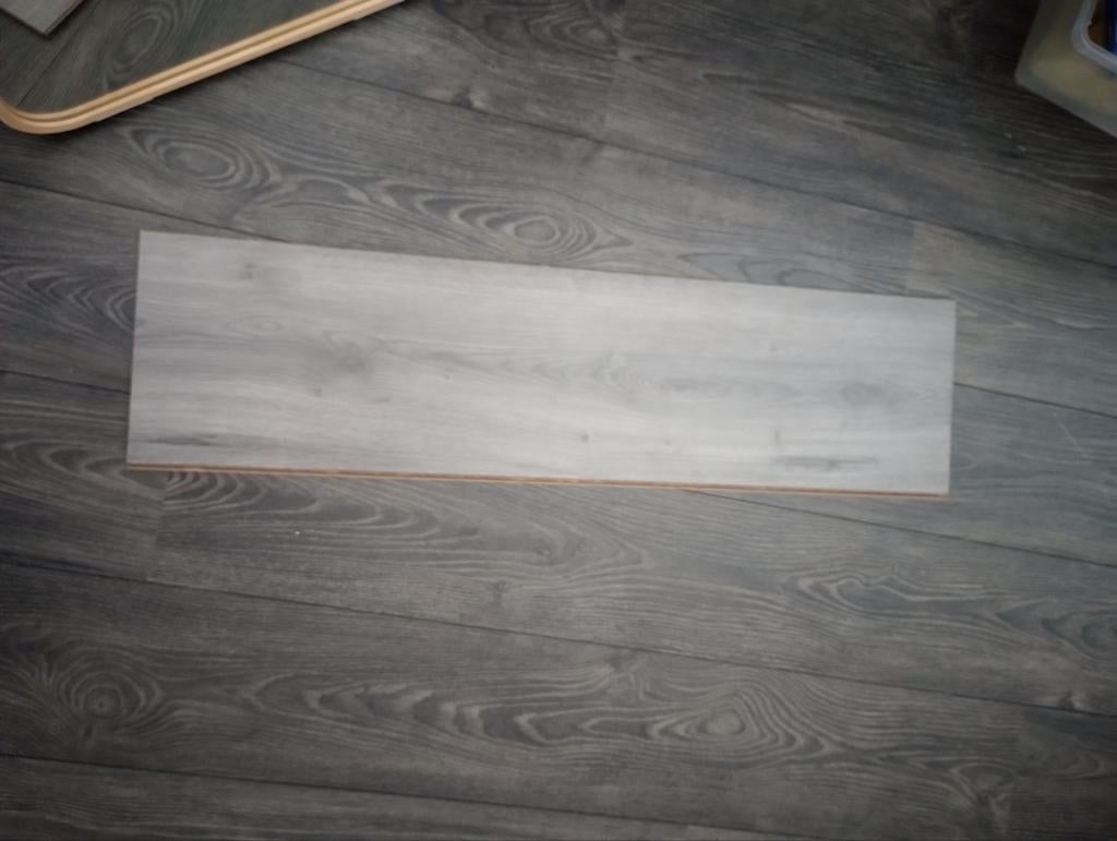 Grijze laminaatvloerplank - Zo goed als nieuw, Doe-het-zelf en Verbouw, Ophalen, 50 tot 150 cm, Zo goed als nieuw, Minder dan 5 m²