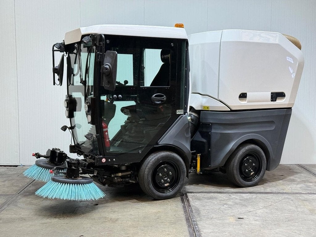 Mathieu MC110 Hoogkieper Benzine kubota straatveger veegmach