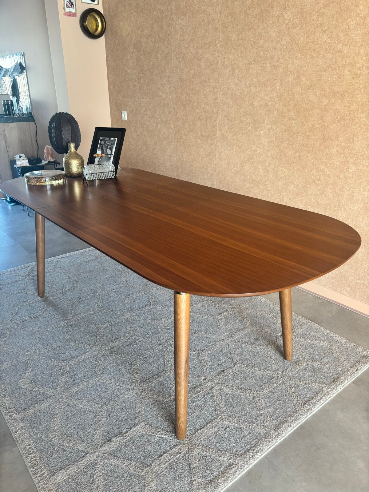 Ovale uitschuifbare eettafel walnoot met messing details, Huis en Inrichting, Tafels | Eettafels, Ophalen, Gebruikt, Design, 50 tot 100 cm