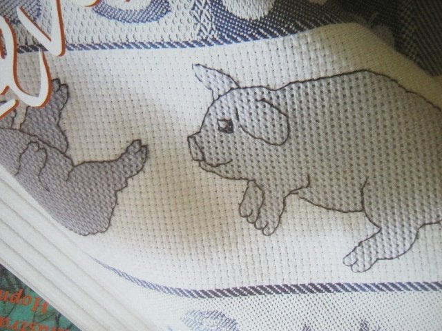Borduurpatroon  Varkentjes   nr 8208, Hobby en Vrije tijd, Borduren en Borduurmachines, Verzenden, Nieuw, Handborduren, Patroon