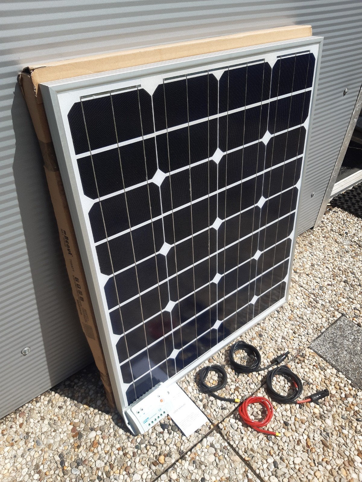 75 watt zonnepaneel met laadregelaar en aansluit kabels, Ophalen, Nieuw, Motor en Techniek
