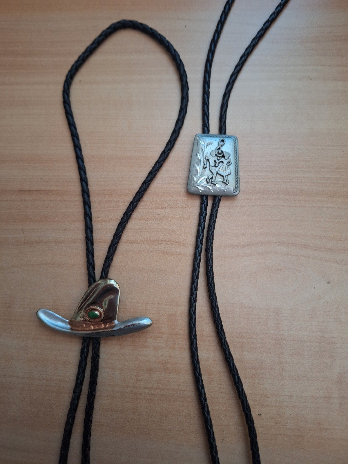 Bolo Tie Set: Cowboyhoed en Western line dance Figuur, Ophalen of Verzenden, Gebruikt