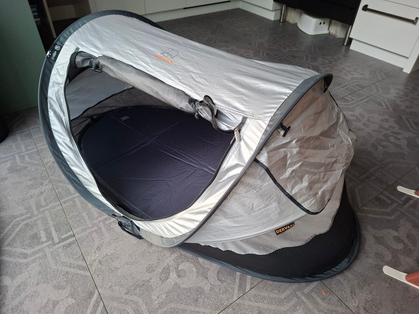 Deryan Peuter Tent Campingbedje Verduisterend + Matras, Ophalen of Verzenden, Gebruikt, Reisbedje