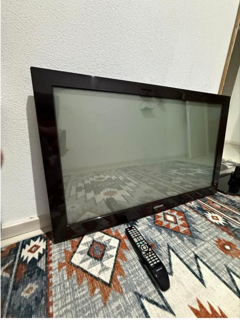 Samsung TV met afstandsbediening en standaard, Ophalen, Gebruikt, LCD, 80 tot 100 cm