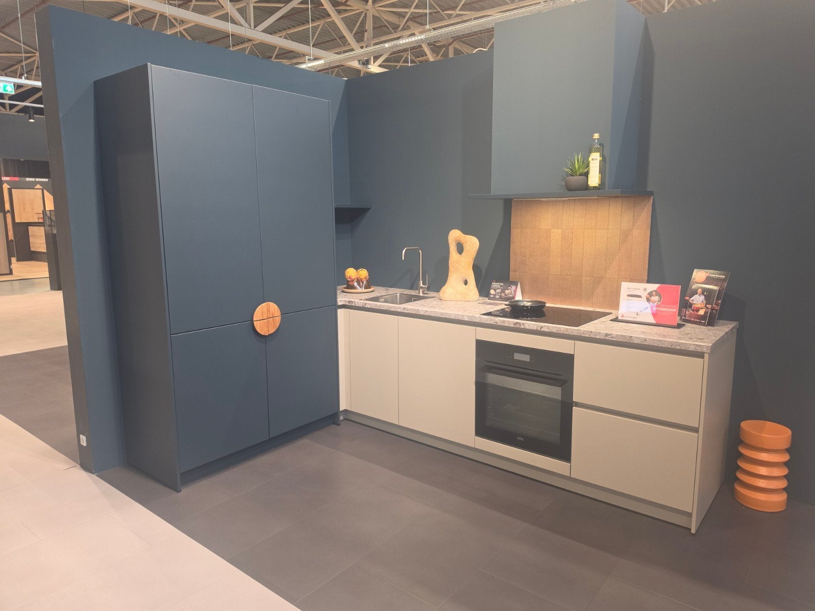 Showroomkeuken Mira kiezelgrijs / Savino diepblauw, Ophalen, Hoekkeuken, Nieuw, Greeploos