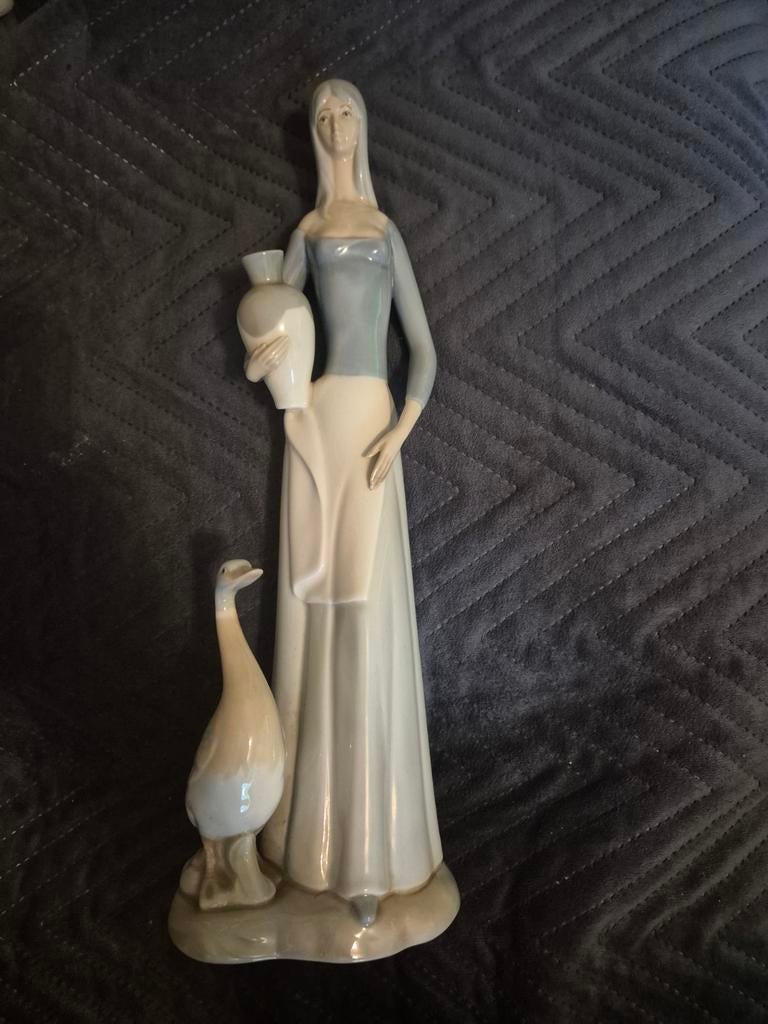 Porcelanas Miquel Requena S.A. Beeldje Vrouw met Gans, Antiek en Kunst, Ophalen of Verzenden
