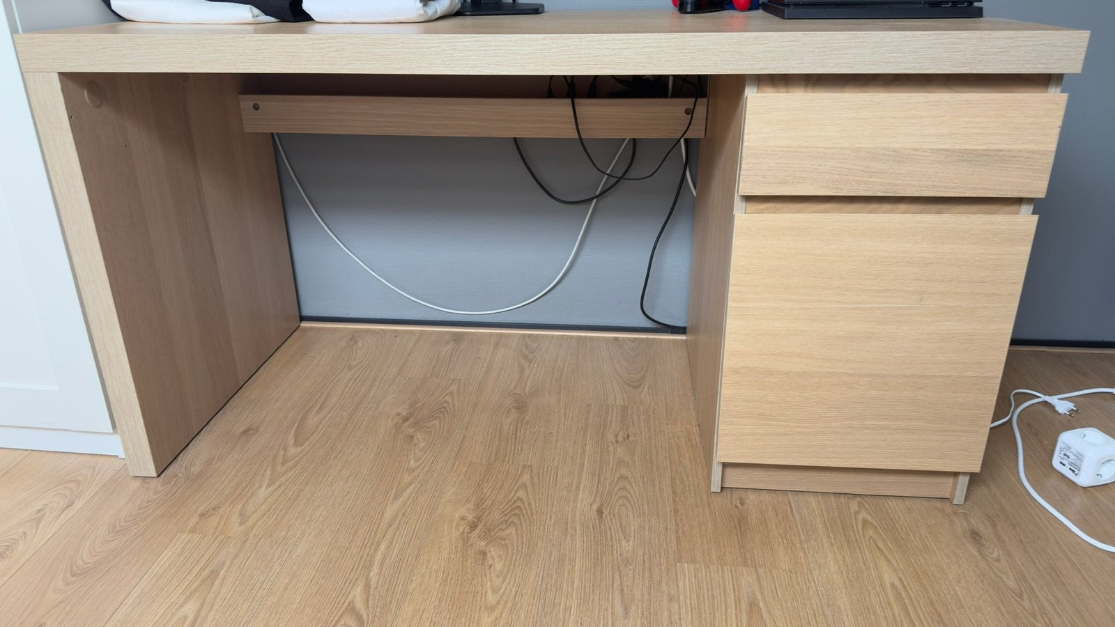 Malm bureau IKEA met bureaulade rechts, Huis en Inrichting, Ophalen, Gebruikt, 65 cm, Bruin