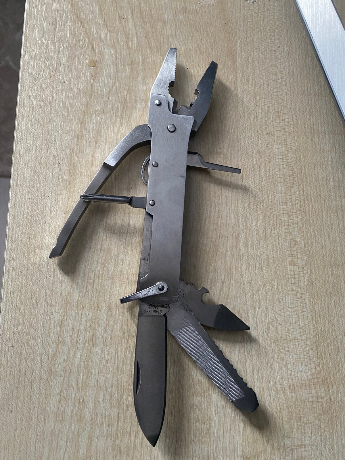 Multitool met tang, mes, schroevendraaier en meer, Ophalen of Verzenden, Zo goed als nieuw, Multitool, Overige merken