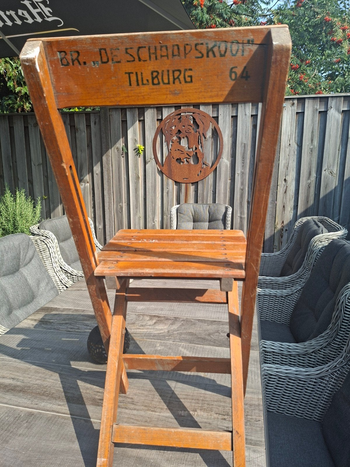Oude houten klapstoel 'De Schaapskooi' Tilburg 1964, Ophalen, Gebruikt, Reclamebord, Plaat of Schild, La Trappe