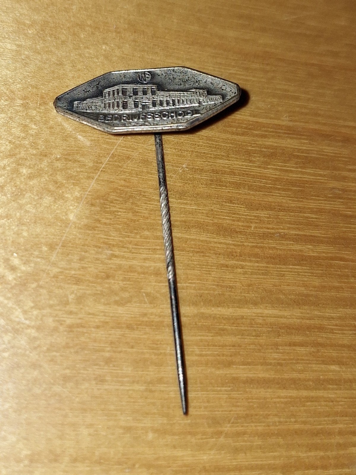 Vintage Speldje Bedrijfsschool Wilton Feijenoord, Ophalen of Verzenden, Gebruikt, Overige onderwerpen, Speldje of Pin
