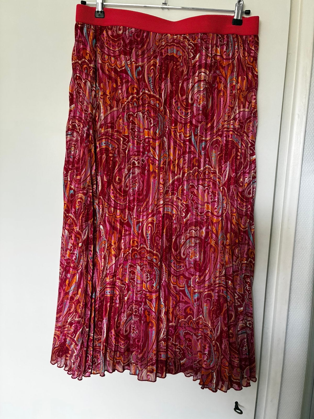 ESQUALO roze/rood/gouden plissee rok maat 44, Kleding | Dames, Maat 42/44 (L), Ophalen of Verzenden, Zo goed als nieuw, Rood