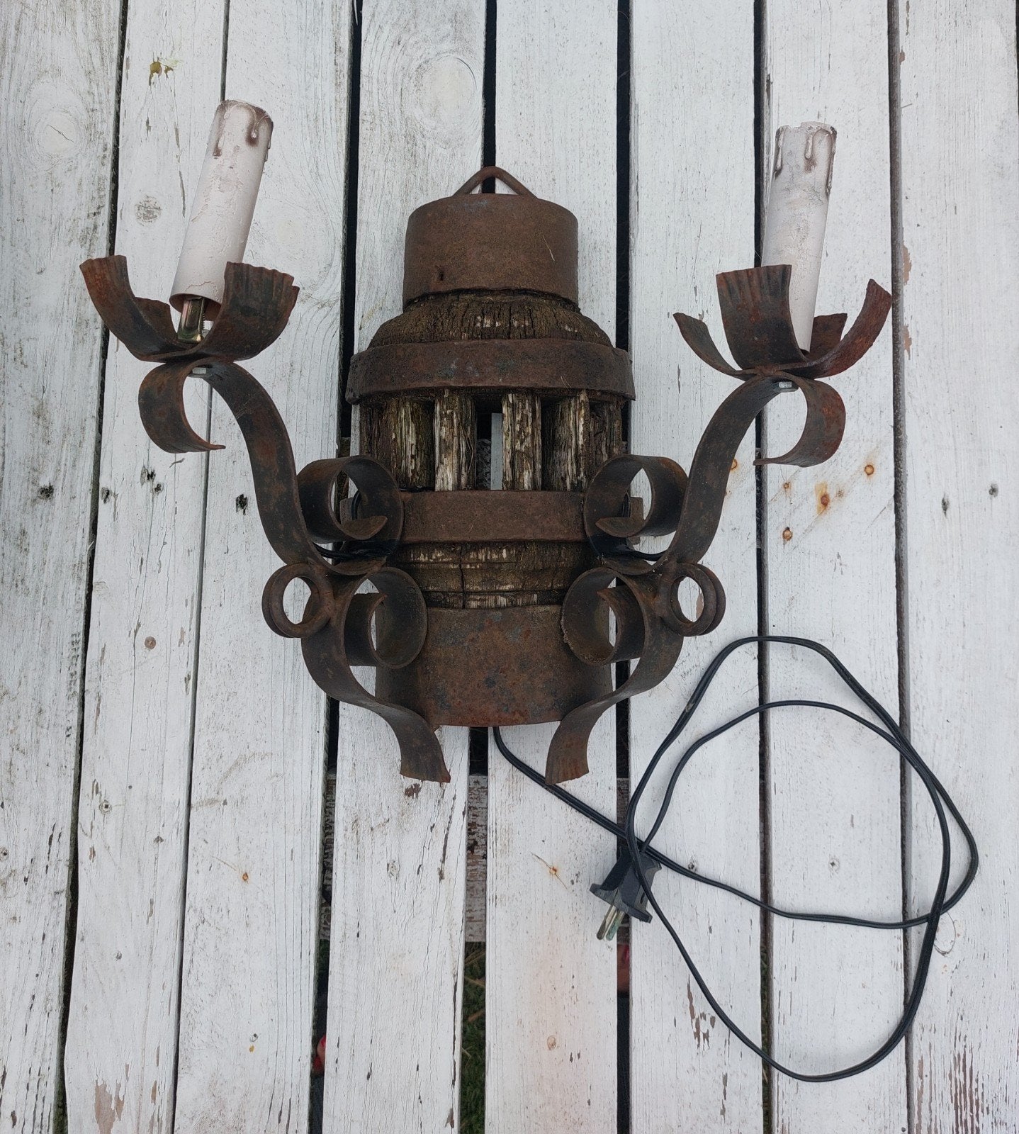 Antieke wandlamp van smeedijzer en hout, Antiek en Kunst, Ophalen of Verzenden