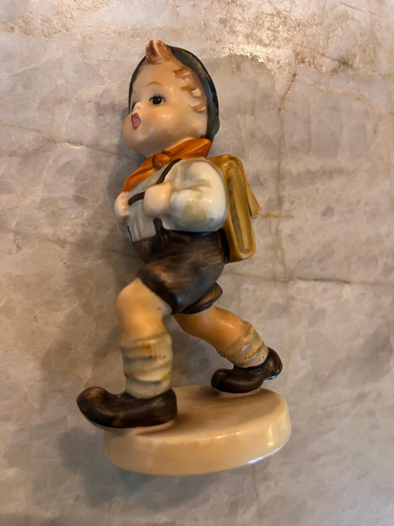 Vintage Hummel beeldje: Jongen met rugzak, W. Germany, Antiek en Kunst, Ophalen of Verzenden