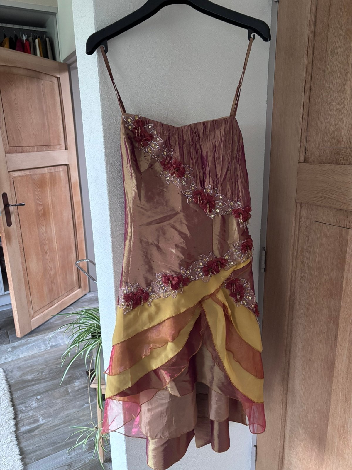 Goud bruin gele cocktailjurk met stola maat 40/42, Kleding | Dames, Maat 42/44 (L), Cocktailjurk, Ophalen of Verzenden, Zo goed als nieuw