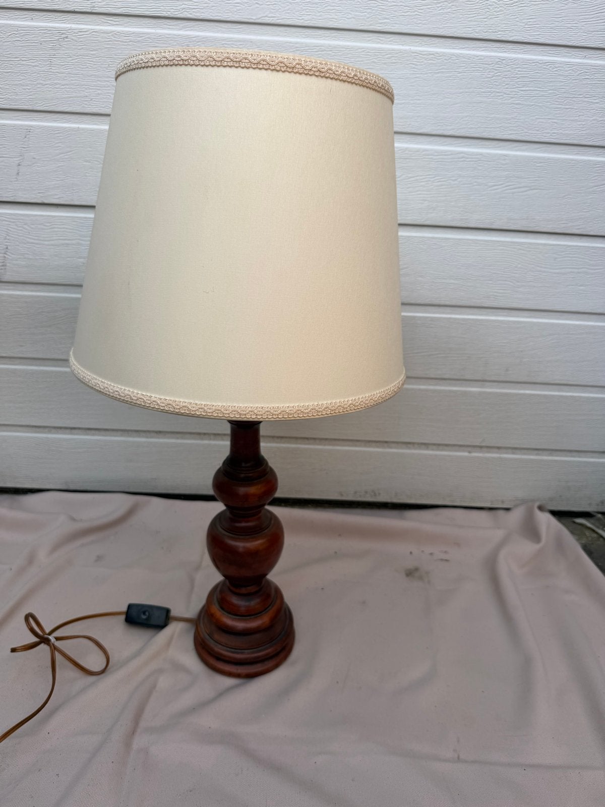 Klassieke Houten Tafellamp met Crèmekleurige Kap - 75 cm, Huis en Inrichting, Gebruikt, Ophalen of Verzenden, Met kap, Klassiek