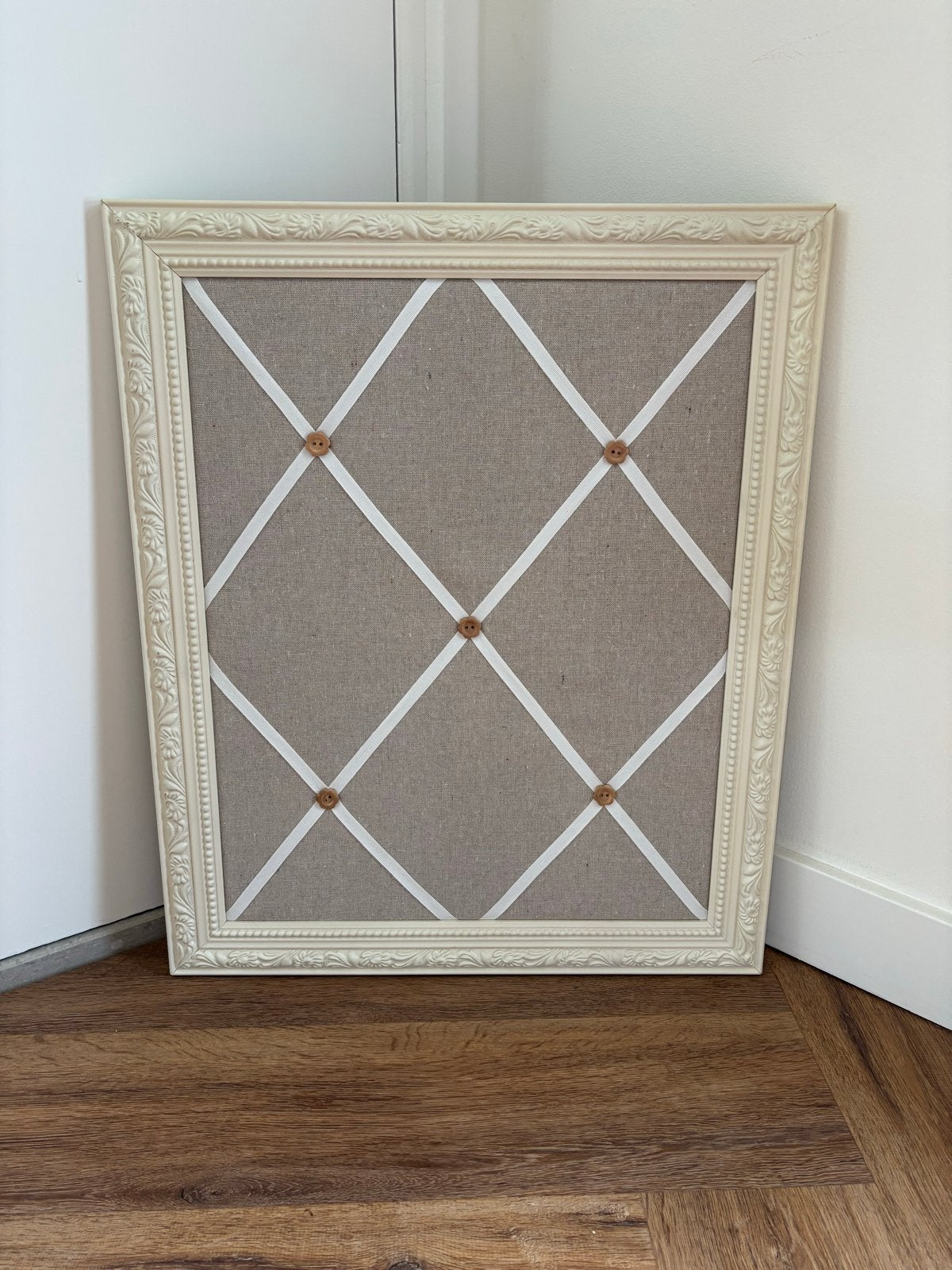 Decoratief Prikbord met Crèmekleurige Lijst, Ophalen, Zo goed als nieuw, Prikbord
